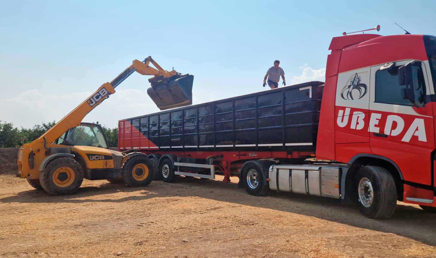 Vehículo de grandes dimensiones de Desguaces Úbeda cargando las 16 toneladas de paja