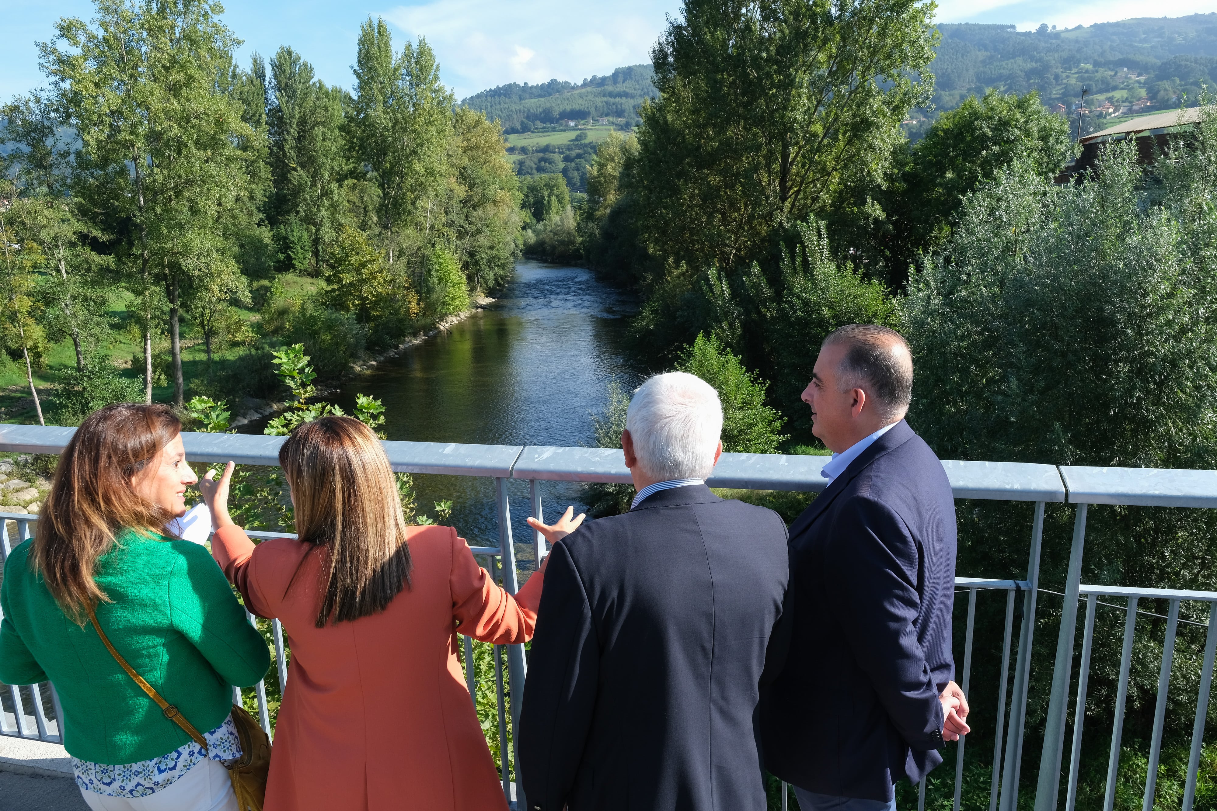 La presidenta de Cantabria, María José Sáenz de Buruaga, y el consejero de Fomento, Ordenación del Territorio y Medio Ambiente, Roberto Media, presentan el proyecto para evitar las inundaciones en Ampuero.