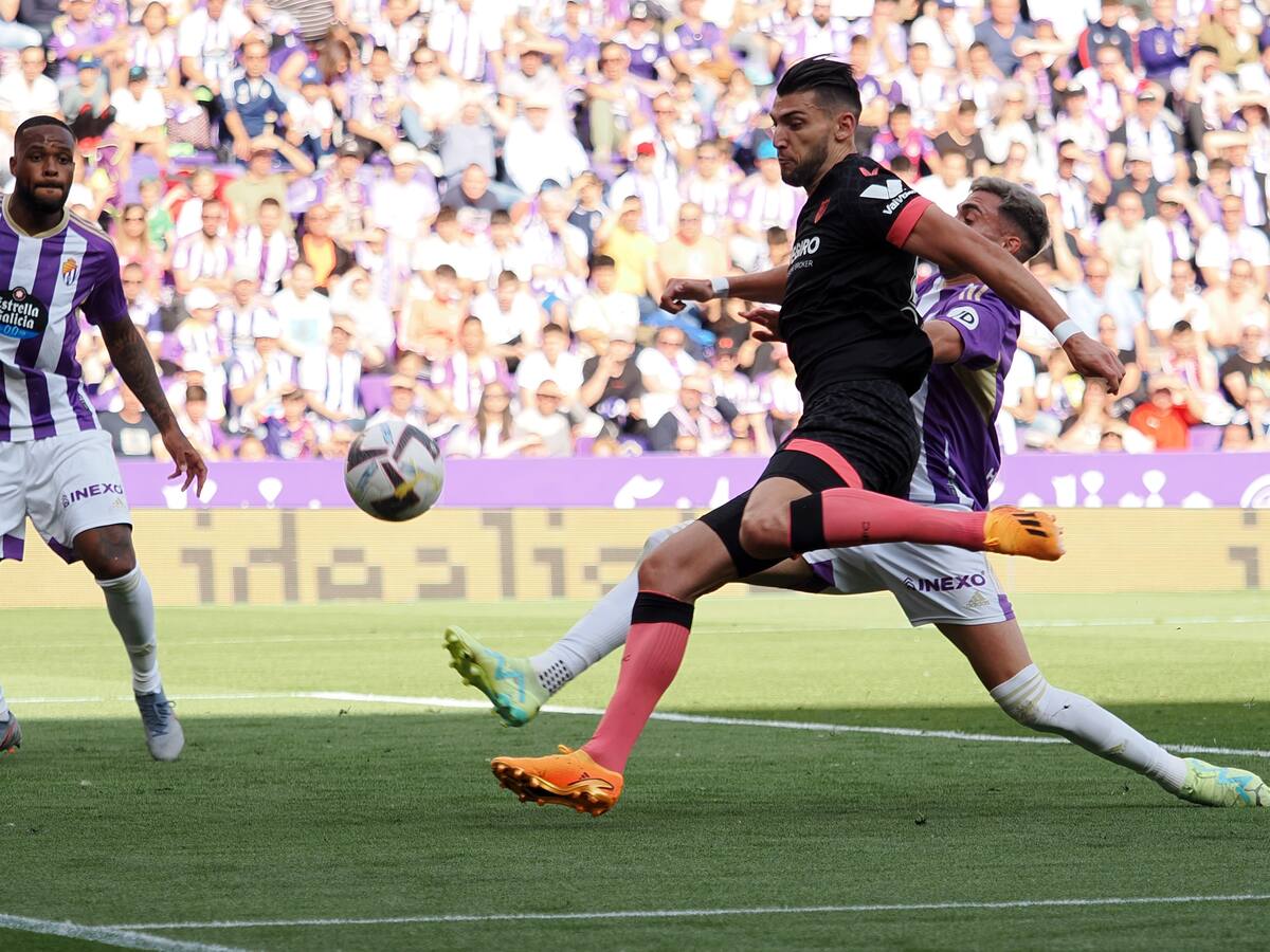 Las decisiones arbitrales desquician a un Valladolid que termina perdiendo con un Sevilla a medio gas 0-3