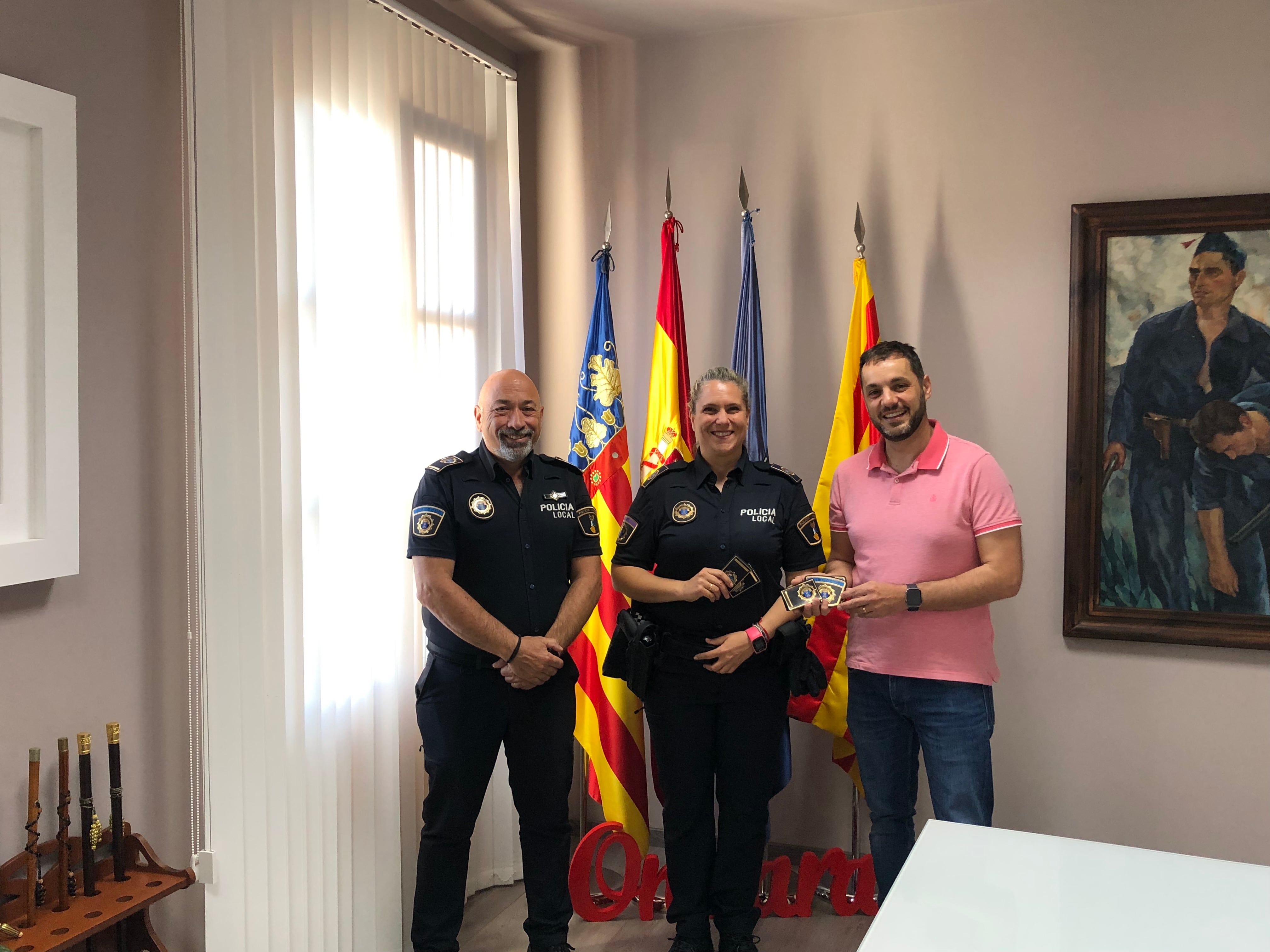 La nueva oficial con el alcalde de Ondara y el Jefe de la Policía Local.