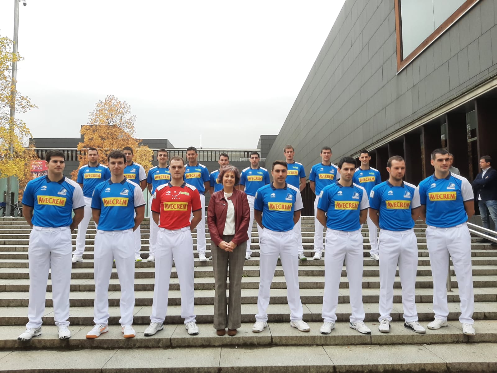 Los pelotaris participantes en el parejas 2023 en la presentación en el Baluarte de Pamplona junto a la consejera Esnaola