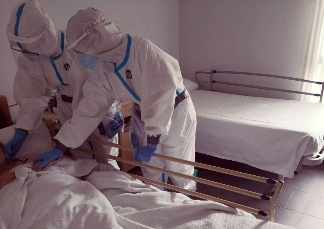 Asistencia a un enfermo de coronavirus