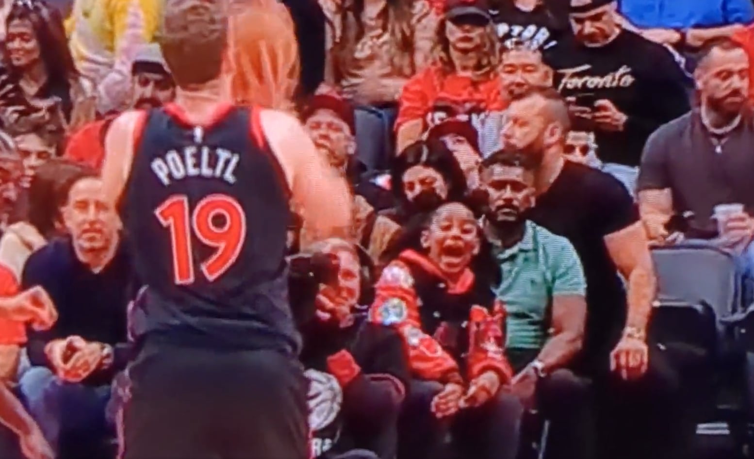 La hija de DeRozan durante el partido