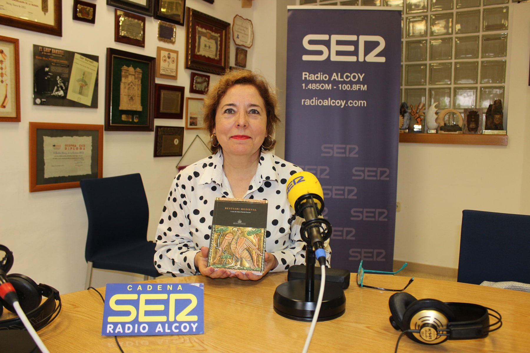 Llúcia Martín amb un exemplar del llibre 'Bestiari Medieval'