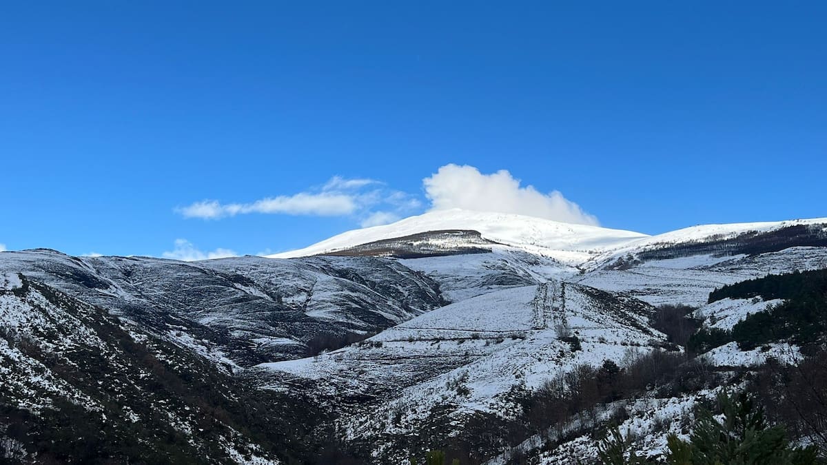 La nieve "apaga" los efectos del gran incendio del Pico El Miro de Anllares en el que ya se han retirado 2.000tn de madera calcinada