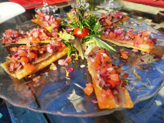 Tostas de sardinas anchoadas con pico de gallo