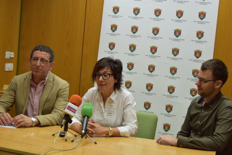 El alcalde de Petrer, Alfonso Lacasa, y el secretario del PSOE, Fernando Portillo, acompañan a Leonor Maestre 