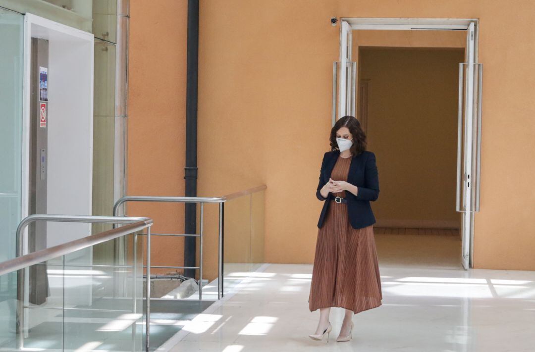 La presidenta de la Comunidad de Madrid, Isabel Díaz Ayuso, espera a la portavoz de Vox en la Asamblea, Rocío Monasterio.