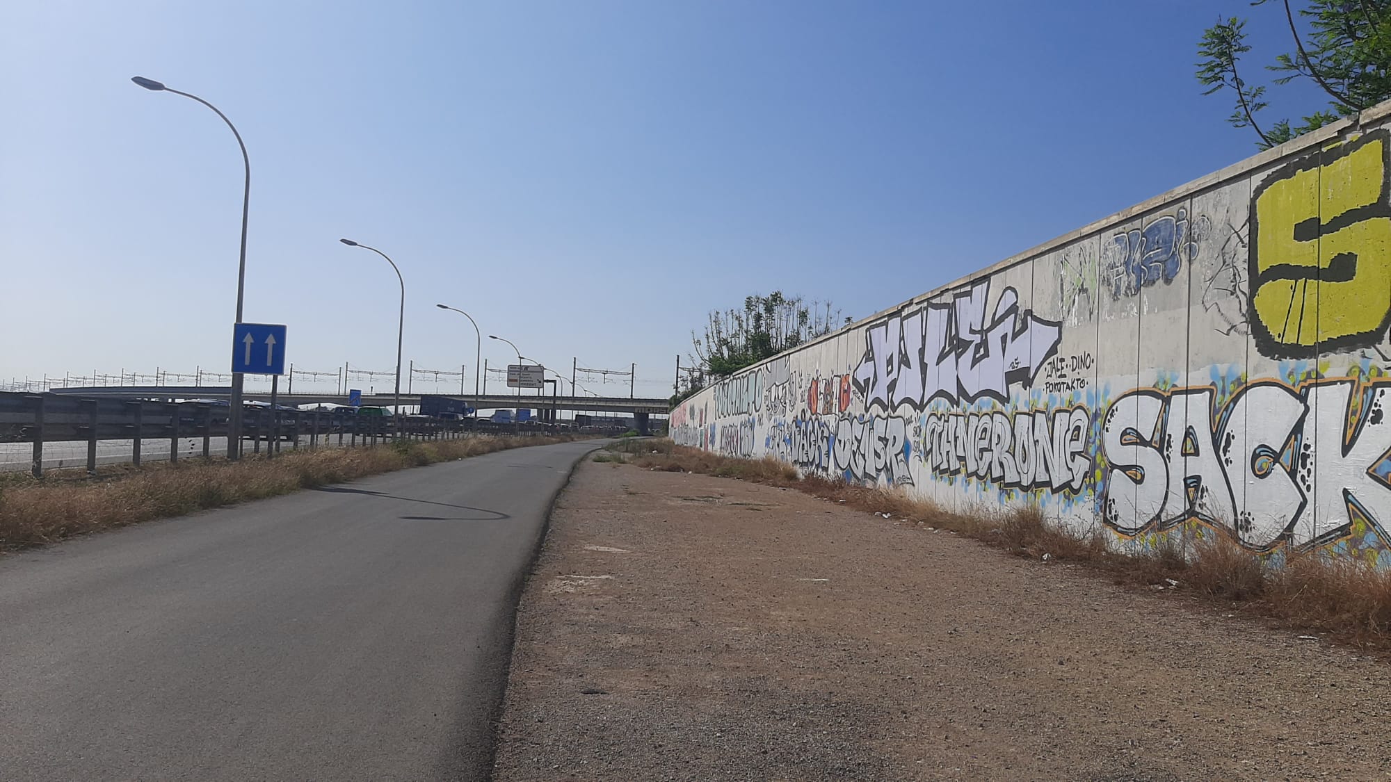 Accesos a la ampliación del cementerio municipal de València, en el barrio de San Marcelino.