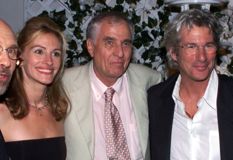 Garry Marshall, en una foto de archivo de 1999 junto a Julia Roberts y Richard Gere