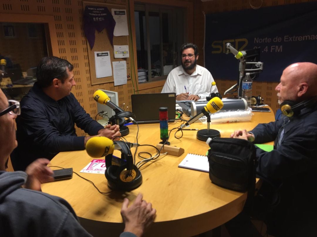 Los agentes de la ertzaintza en los estudios de SER Norte de Extremadura antes de su intervención en antena