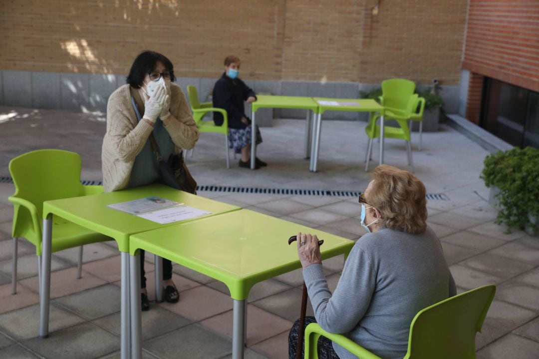 Una familiar se despide de un residente en la Residencia Centro Casaverde Navalcarnero en su primer día de visitas desde que se cerró por el coronavirus. 