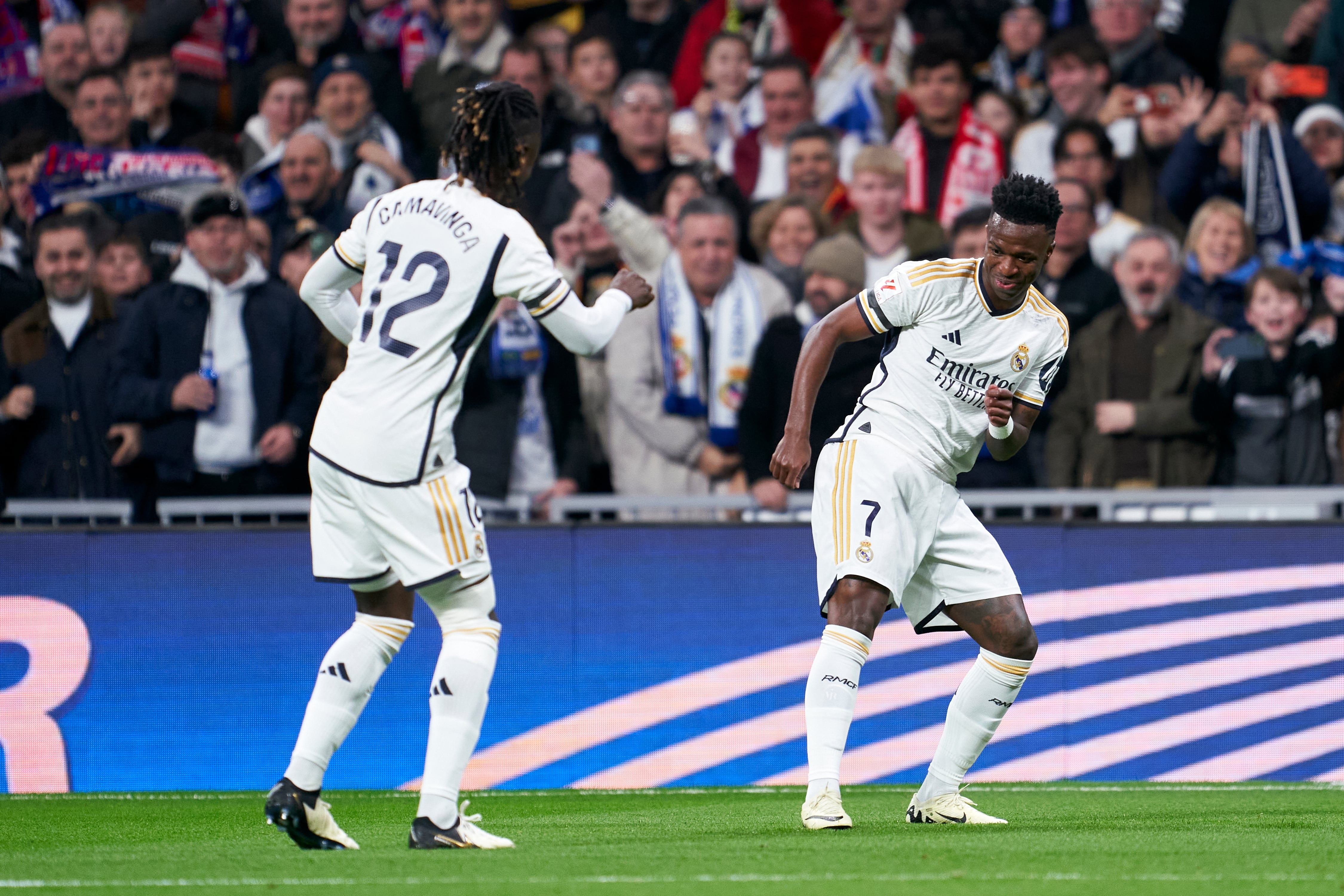 Vinicius y Camavinga celebran el tanto del brasileño ante el Girona. (Photo by Mateo Villalba/Getty Images)