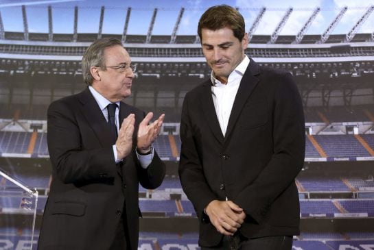 Iker Casillas recibe el aplauso del presidente del Real Madrid, Florentino Pérez