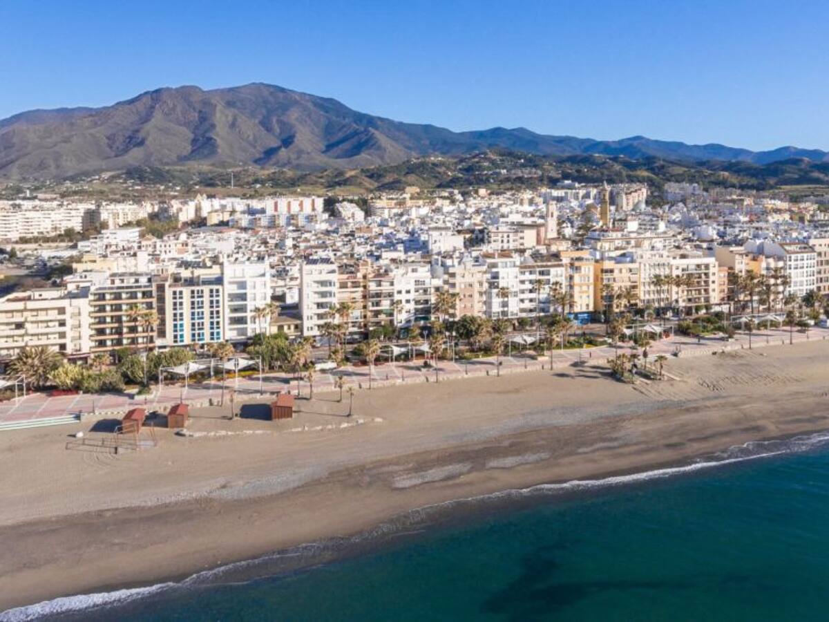 Andalucía pide abrir las playas al baño el 25 de mayo y eximir de canon a los chiringuitos este año
