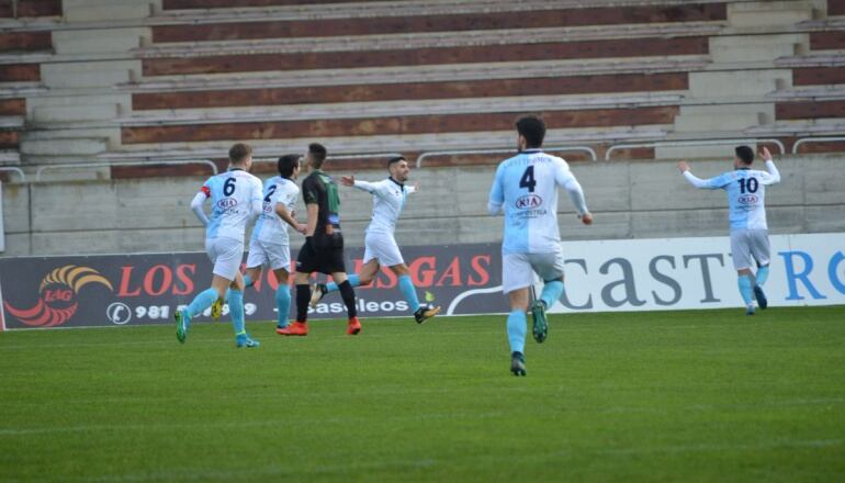 Los jugadors del Compos celebran el gol de Róber que valió la victoria ante el Barbadás