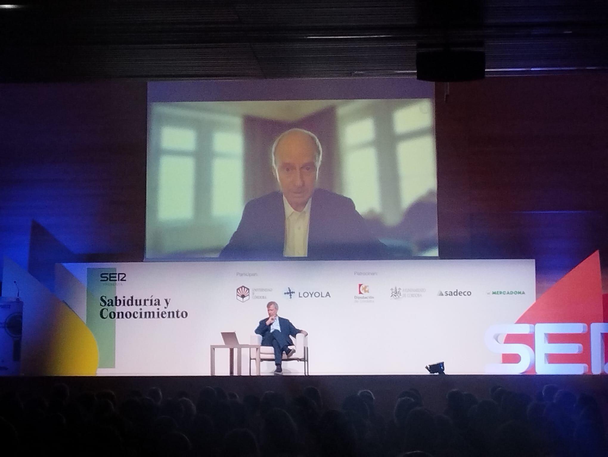 Michael Sandel conversa con Bernardino León Gross.