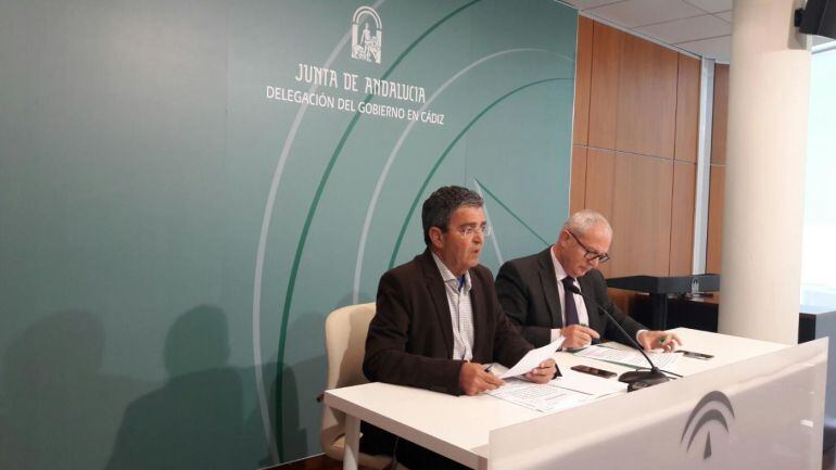 El delegado territorial de salud, Manuel Herera y el delegado del Gobierno en Cádiz, Juan Luis Belizón, anuncian los neuvos medios