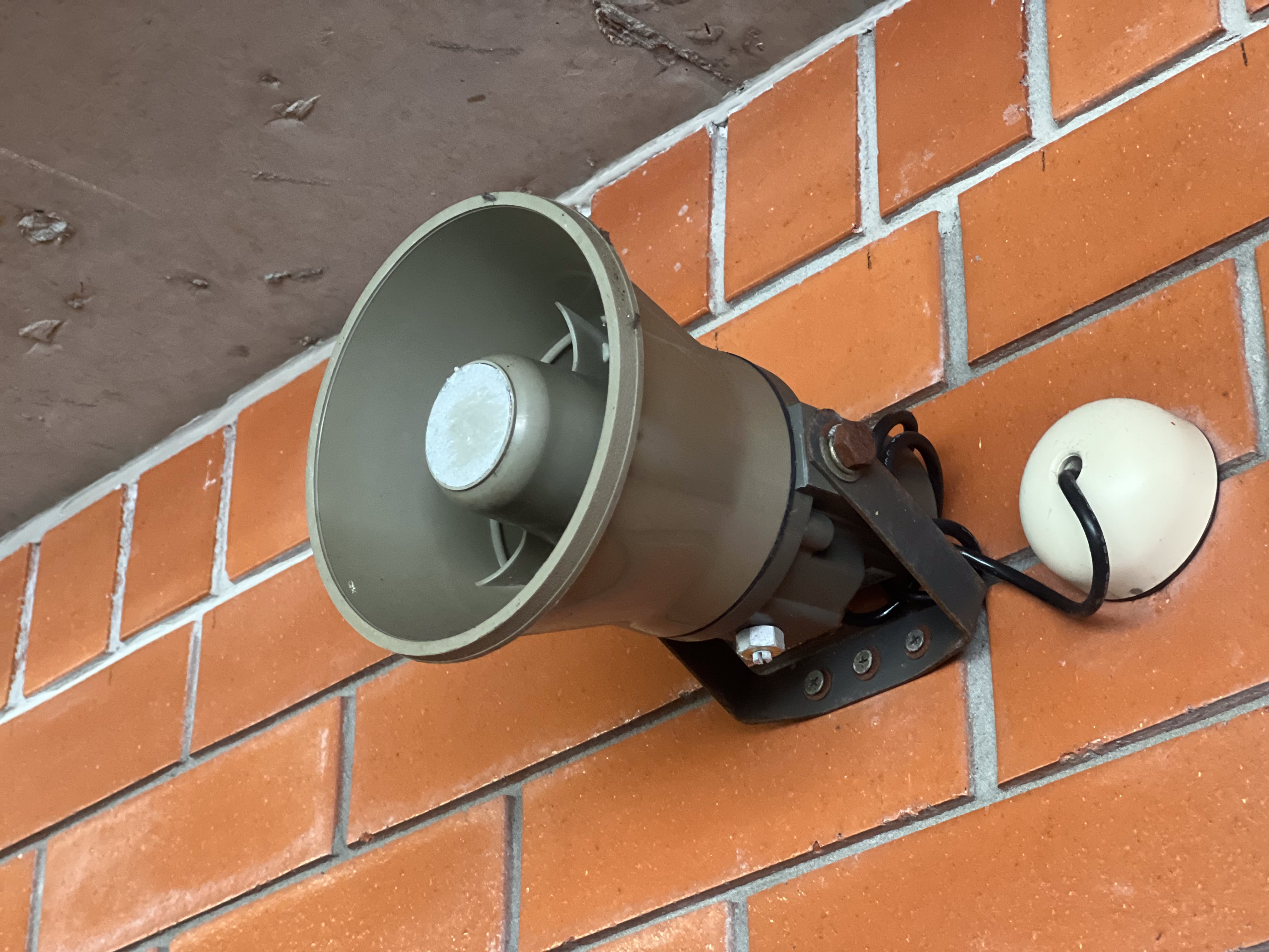 Altavoz de un colegio