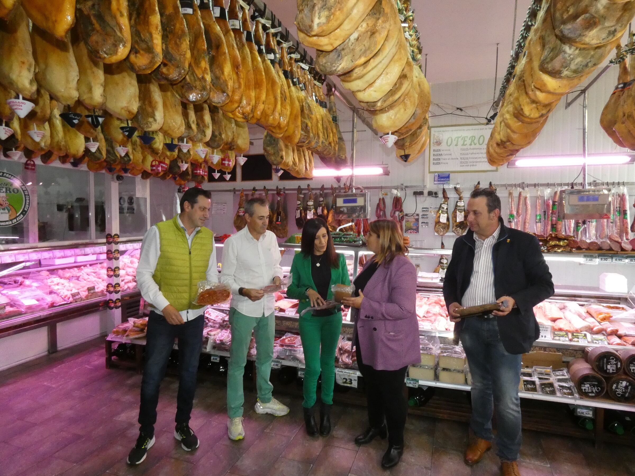 La alcaldesa Tita García visitando Cárnicas Otero