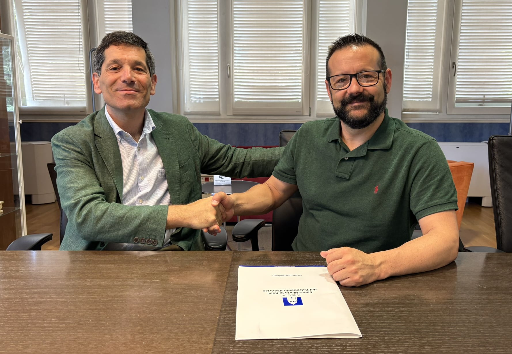 Paco Hevia, director Corporativo de Galletas Gullón, y Álvaro Retortillo, director general de la Fundación Santa María la Real