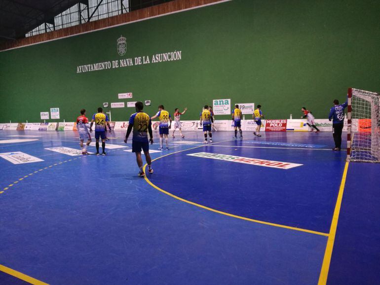 Imagen de un lance de juego en el Pabellon Municipal de Nava entre naveros y ribereños.