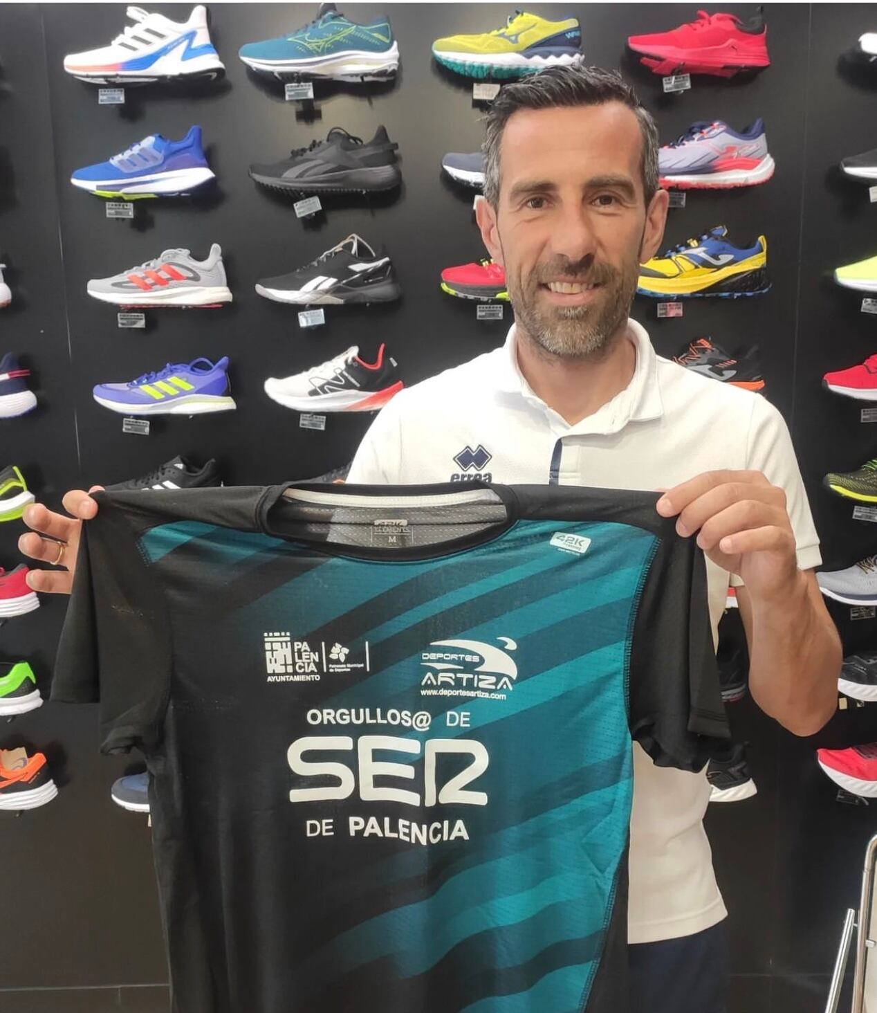 Chuchi Jorques posa en Artiza con la camiseta de la carrera nocturna