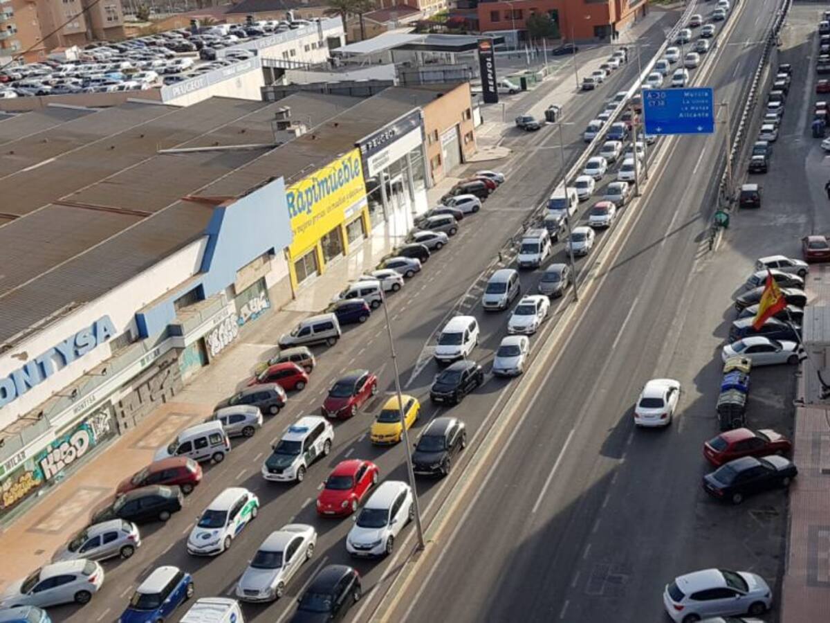 Los funcionarios municipales vuelven a colapsar la entrada a Cartagena en hora punta