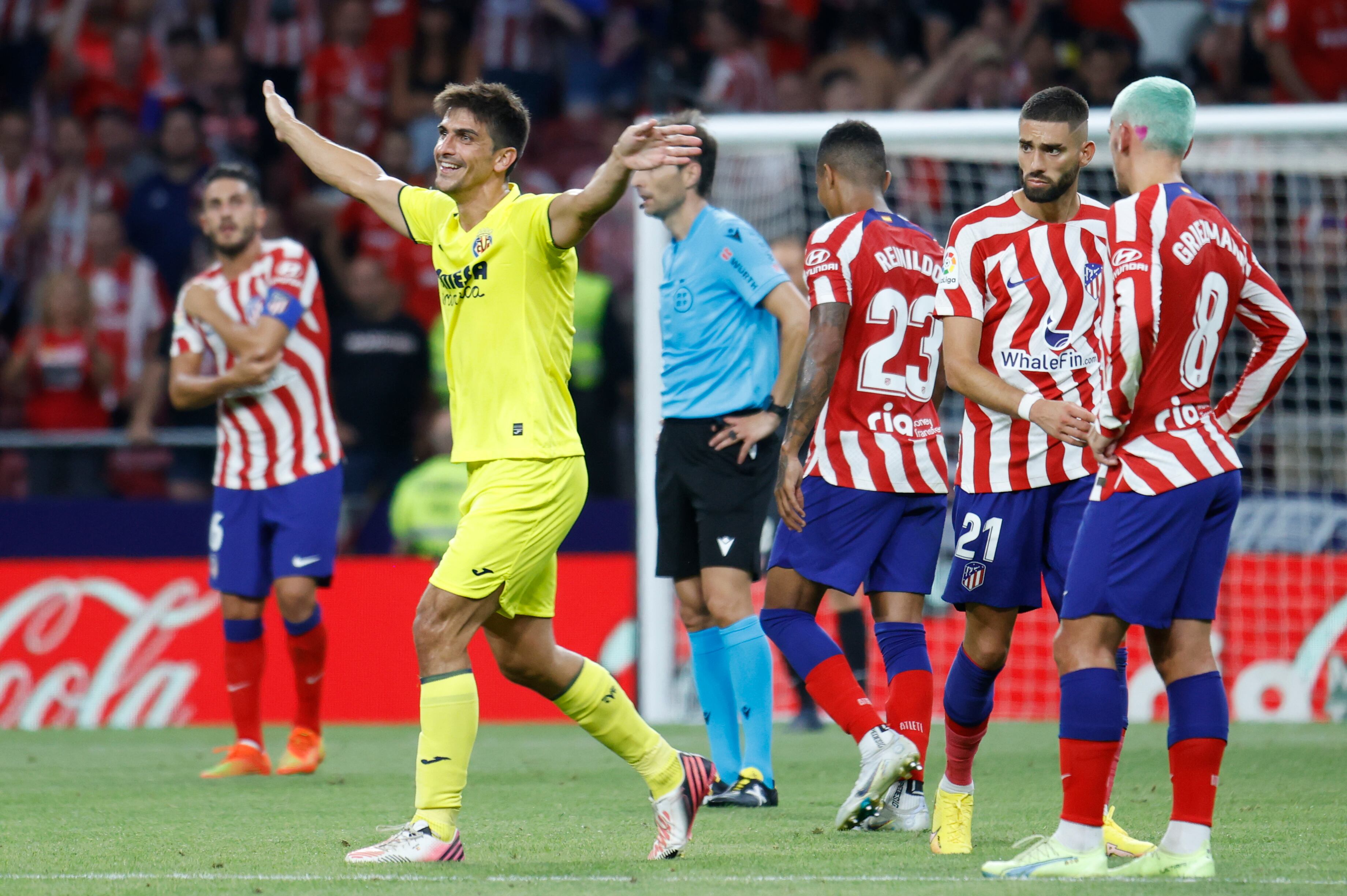 MADRID, 21/08/2022.- El delantero del Villarreal Gerard Moreno (i) celebra la victoria ante el Atlético de Madrid, al término del partido de Liga en Primera División disputado este domingo en el Civitas Metropolitano. EFE/Mariscal
