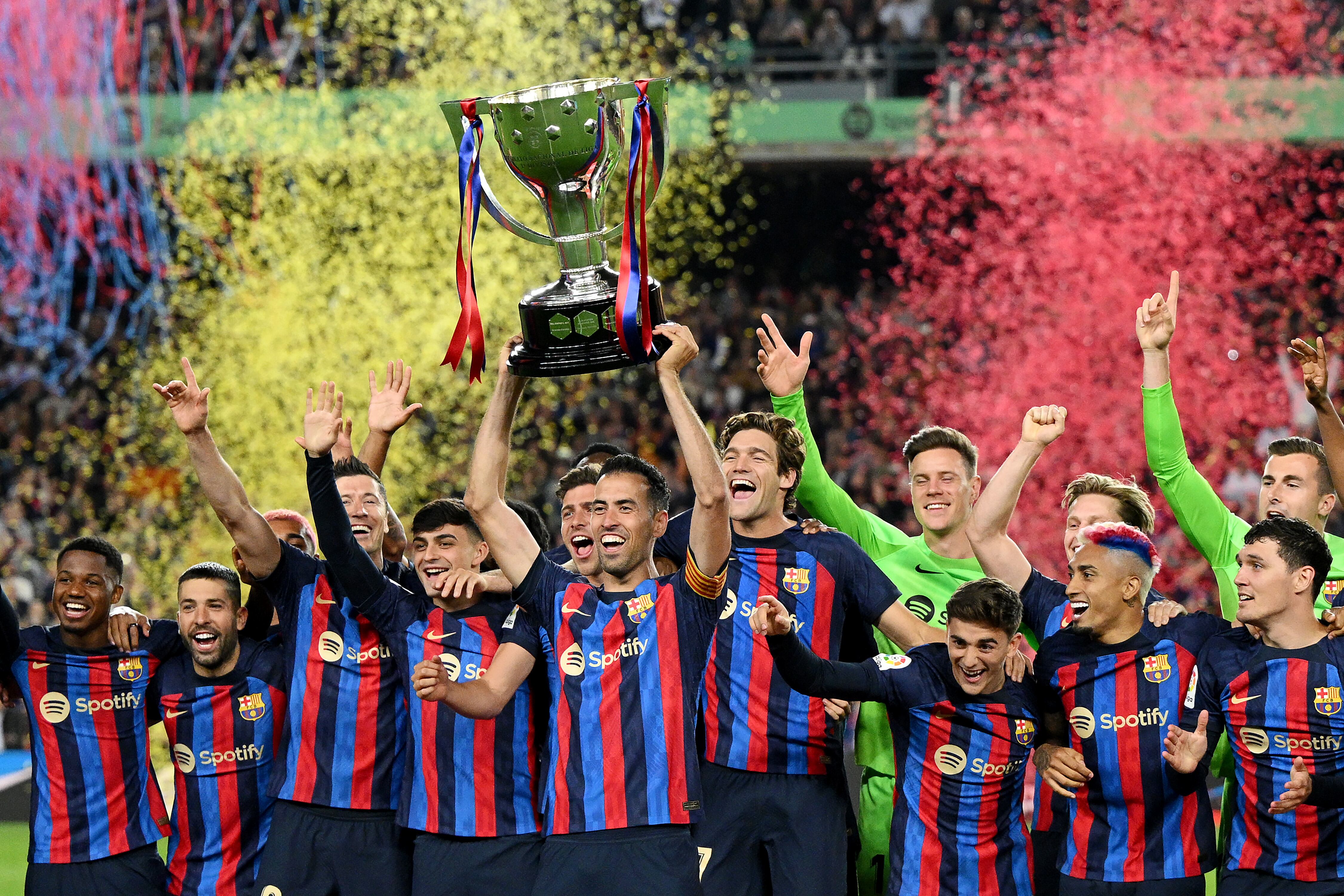 BARCELONA, SPAIN - MAY 20: Sergio Busquets of FC Barcelona lifts the LaLiga Santander Trophy as players of FC Barcelona celebrate after being crowned League Champions after the LaLiga Santander match between FC Barcelona and Real Sociedad at Spotify Camp Nou on May 20, 2023 in Barcelona, Spain. (Photo by David Ramos/Getty Images)