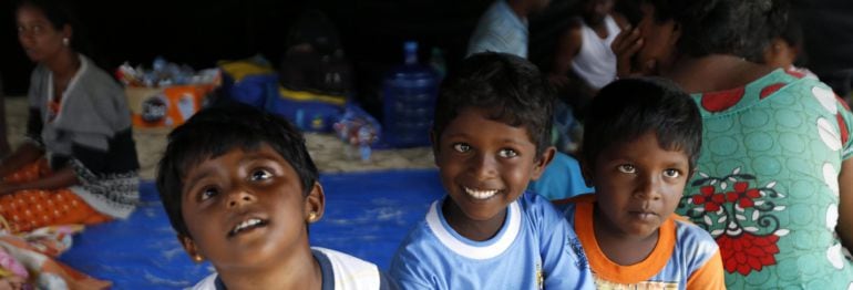 . Lhok Nga (Indonesia), 18.06.2016.- Sri Lankan children rest inside a tent at Lhok Nga beach, Aceh, Indonesia, 18 June 2016. About 44 migrants from Sri Lanka drifted into Aceh waters after their boat&#039;s engine failed on 17 June. According to Indonesia&#039;s i