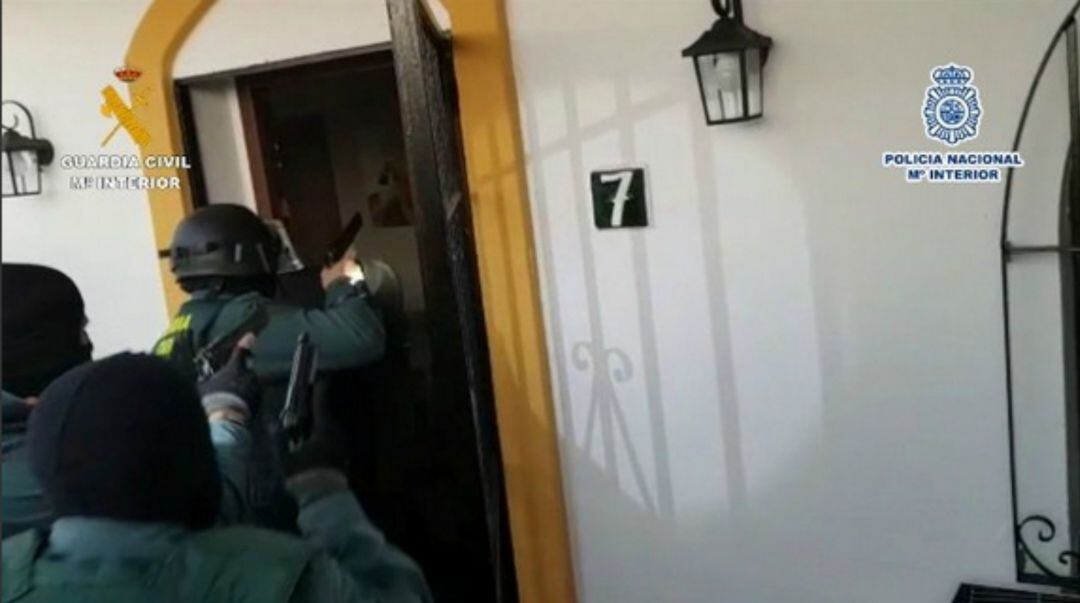 Operación conjunta de la Policía Nacional y la Guardia Civil para desarticular una organización criminal dedicada a la trata de seres humanos con fines de explotación sexual en Mijas.