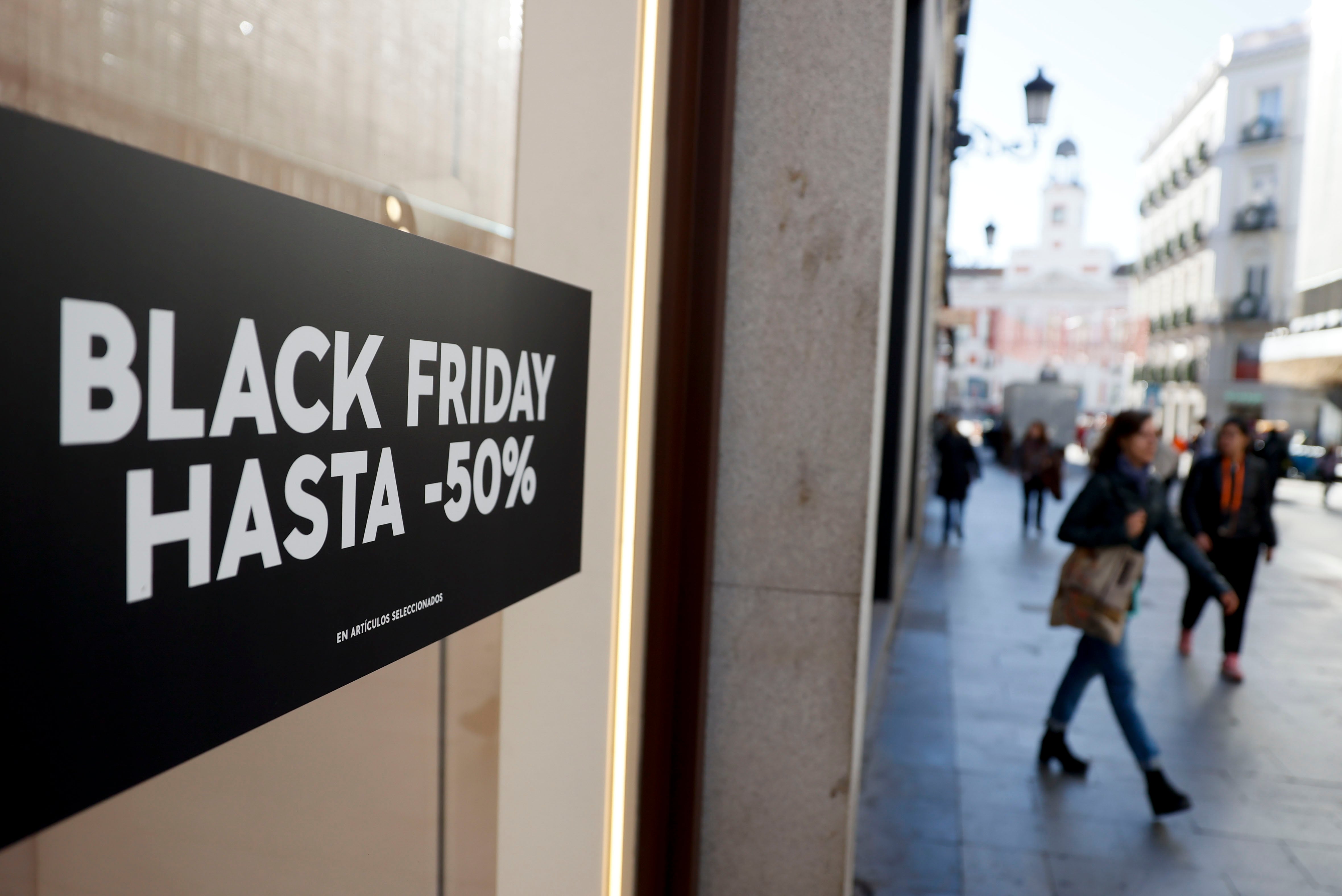 Descuentos por el &#039;Black Friday&#039; anunciados en los escaparates del centro de Madrid.