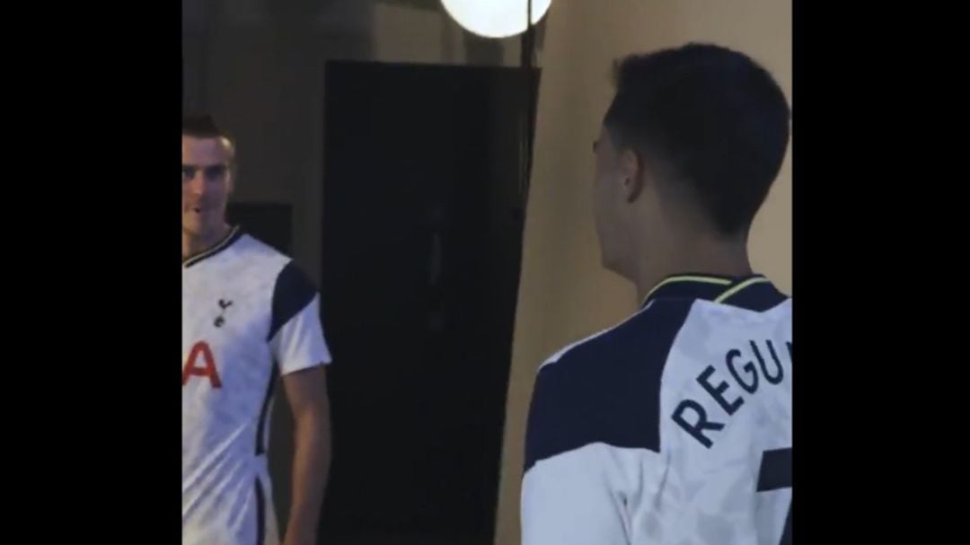 Reguilón y Bale charlan durante la sesión de fotos con sus nuevas equipaciones.