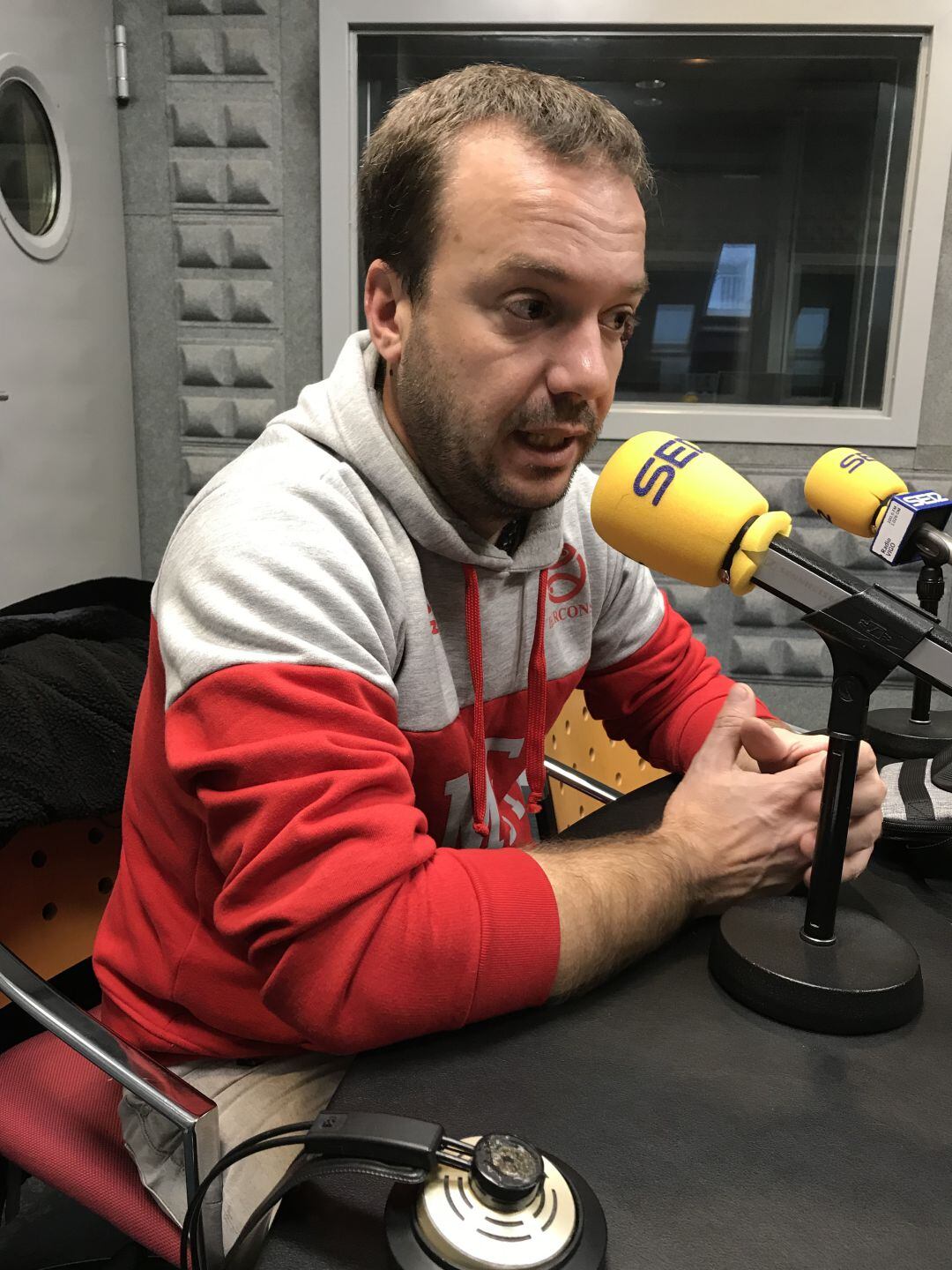 El presidente del Amfiv en los estudios de Radio Vigo