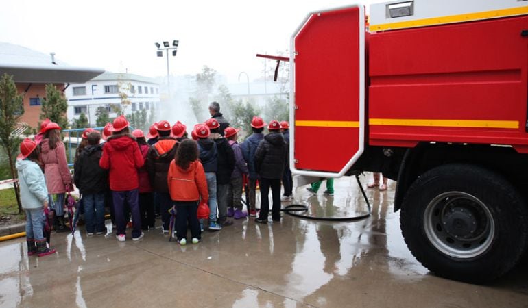 Un grupo de niños participa de las Jornadas de Puertas Abiertas de los Bomberos de Fuenlabrada.