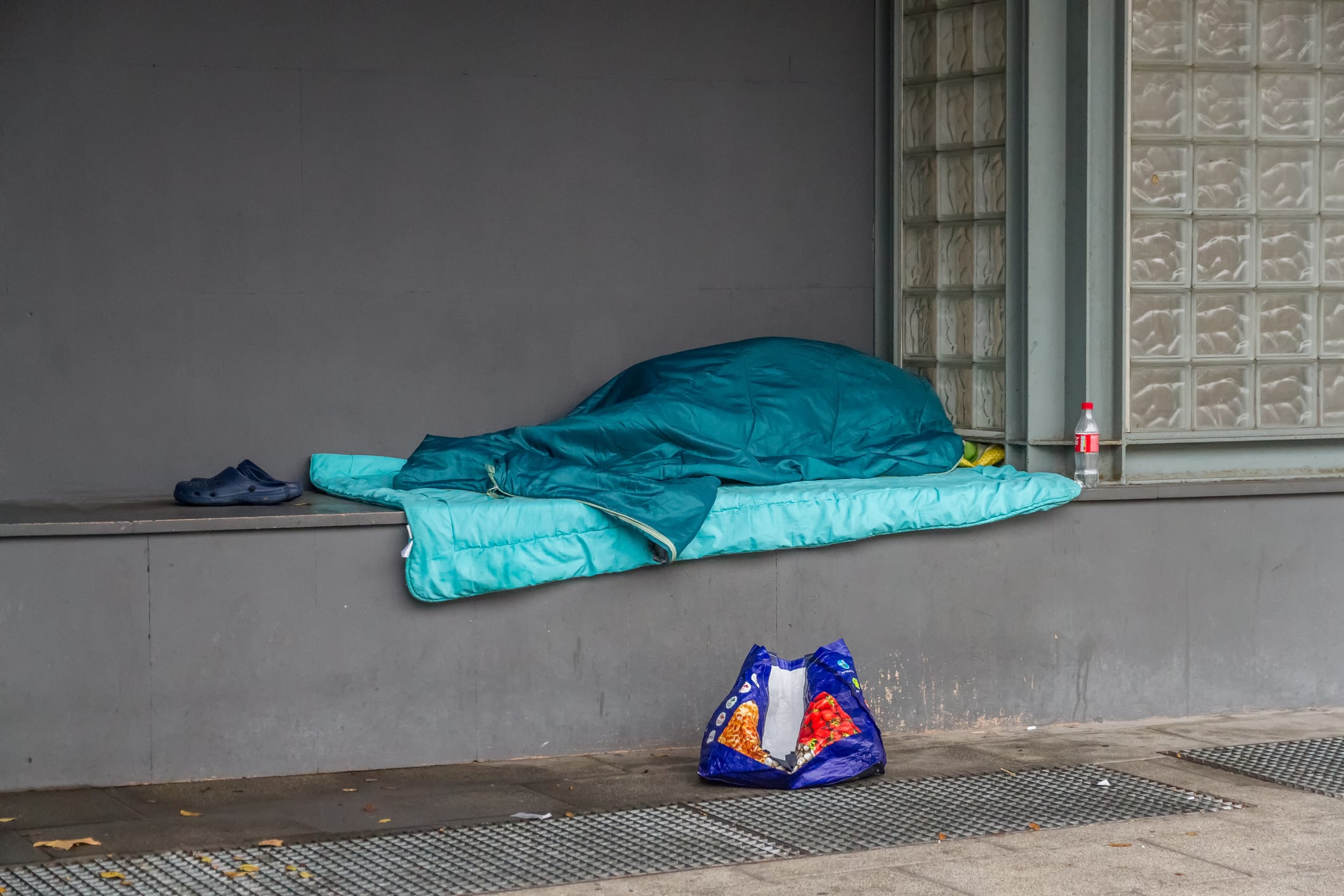 Una persona durmiendo en la calle a 4 de enero de 2025