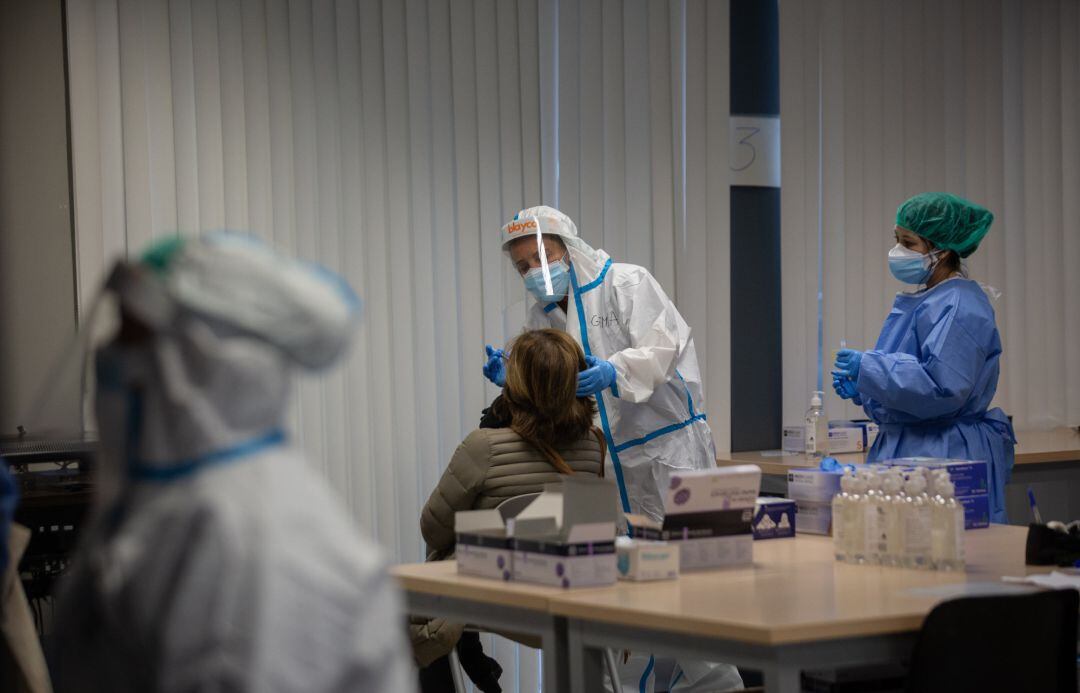 Una mujere recibe una prueba PCR (Archivo)