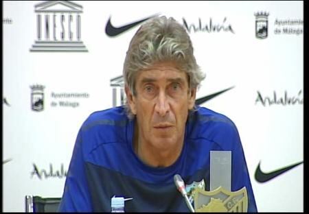 El entrenador del Málaga, Manuel Pellegrini, en una comparecencia pública.