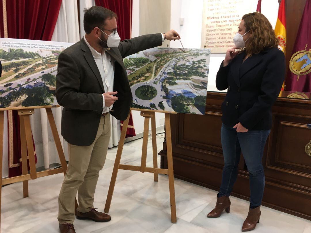 Mateos, durante la presentación del proyecto, junto a Casalduero