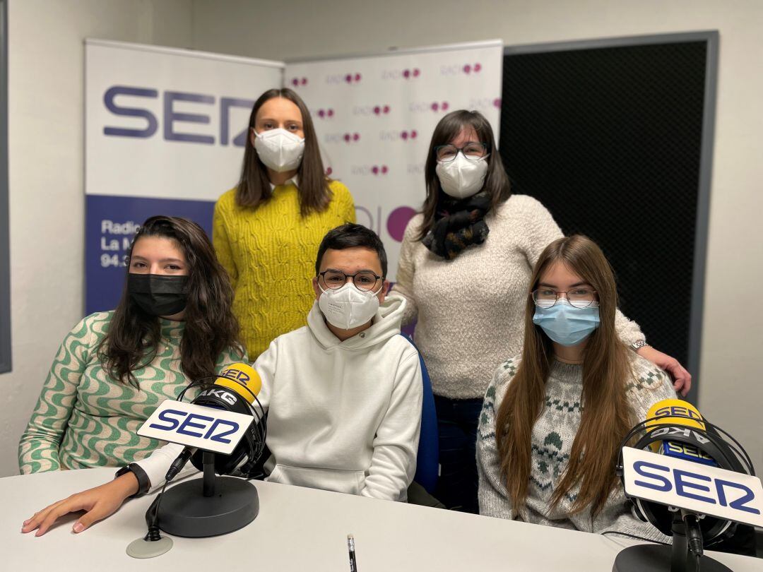 Virginia, Ángel y Alba junto a sus profesoras Rosa y Sara