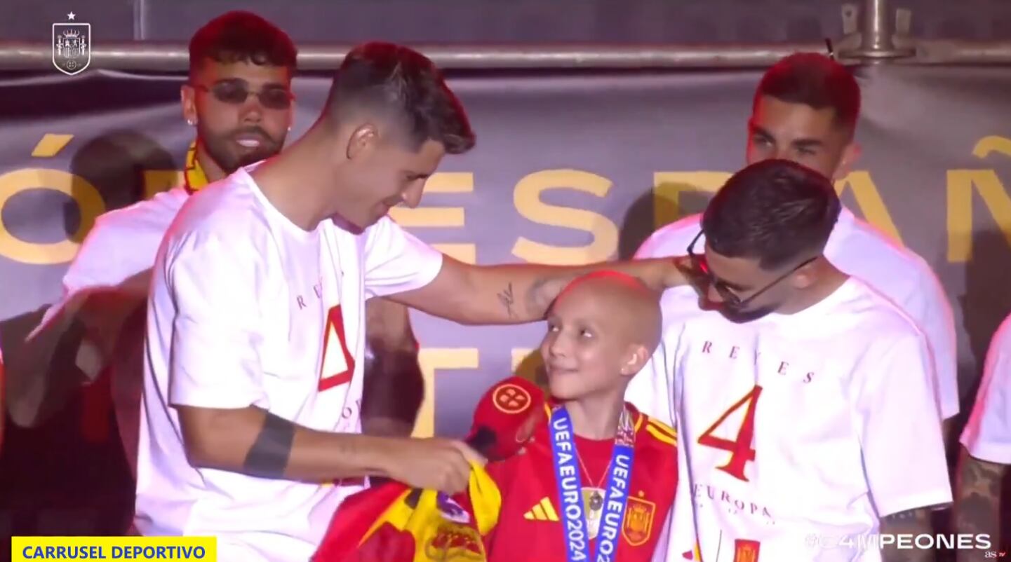 Alvaro Morata con María la 'Princesa Futbolera Guerrera'