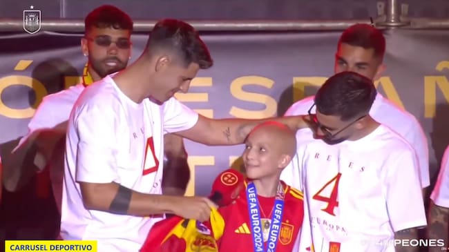 Alvaro Morata con María la 'Princesa Futbolera Guerrera'