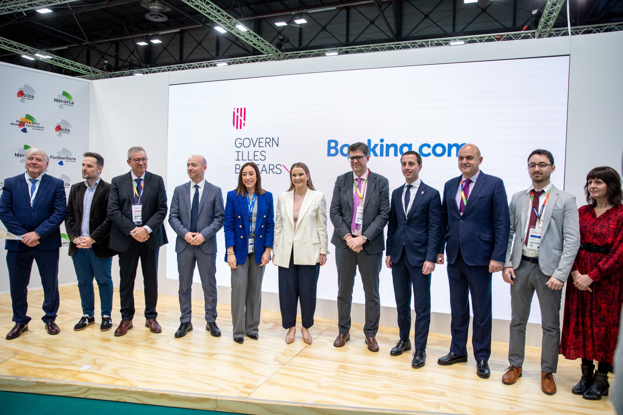 Imagen tras la reunión con los representantes de Booking en Fitur (Consell Ibiza)