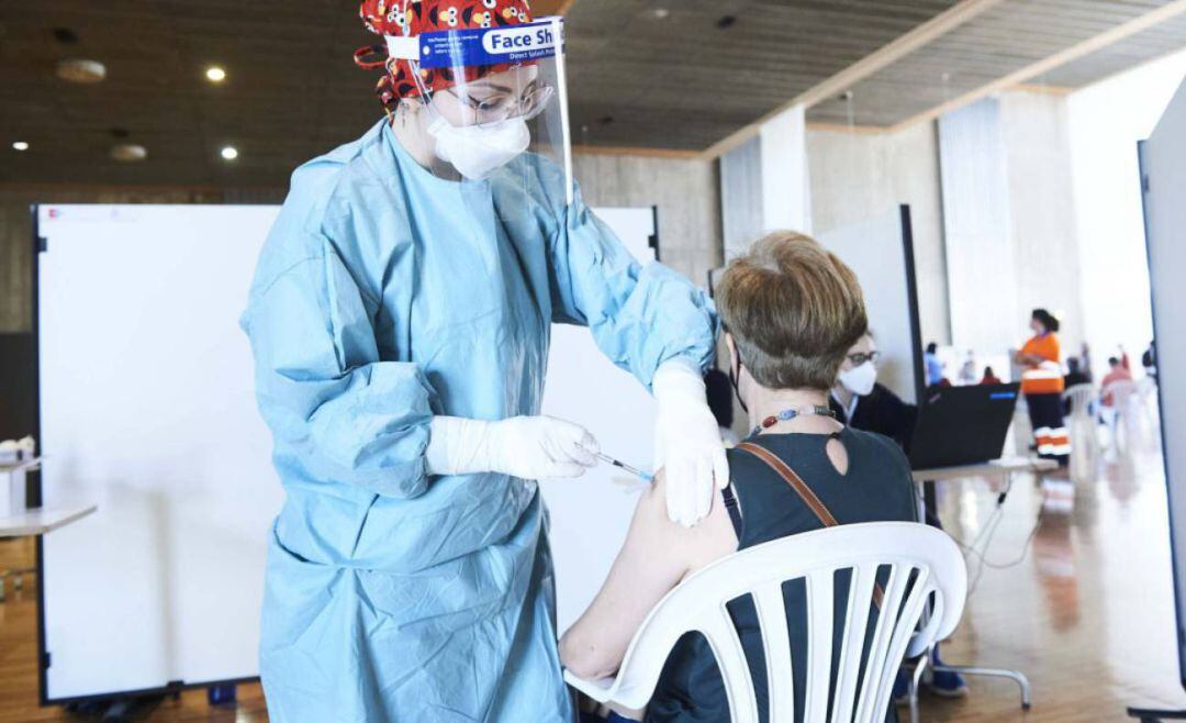 Una mujer recibe la vacuna. (Juan Manuel Serrano Arce - Europa Press)