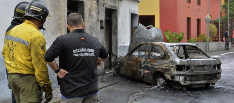 Vehículo calcinado y vivienda incendiada
