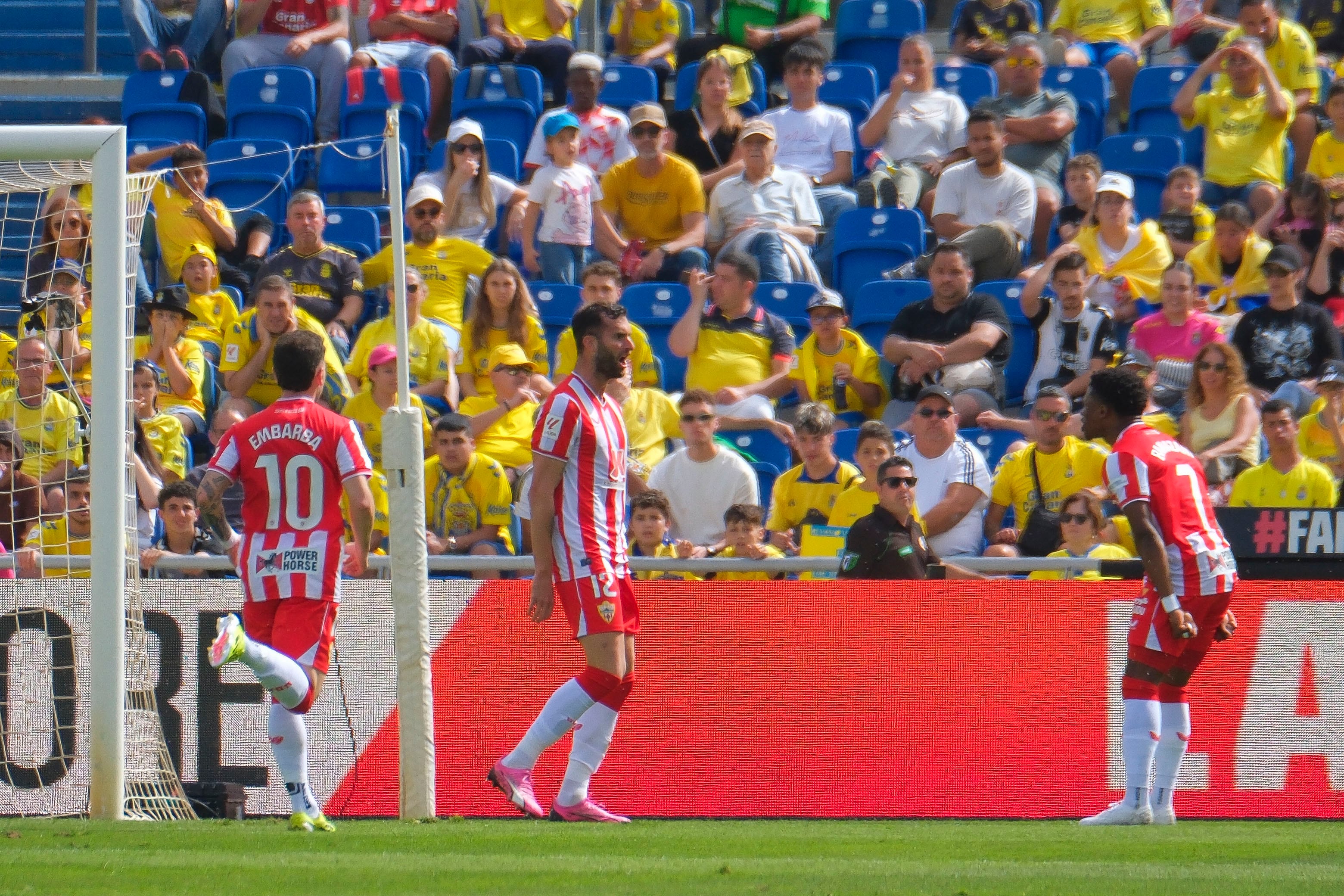 LAS PALMAS DE GRAN CANARIA, 17/03/2024.-El delantero del Almería Leo Baptistao (c), celebra su gol durante el partido de la jornada 29 de LaLiga EA Sports que se disputa este domingo en el Estadio Gran Canaria.- EFE/ Angel Medina G.
