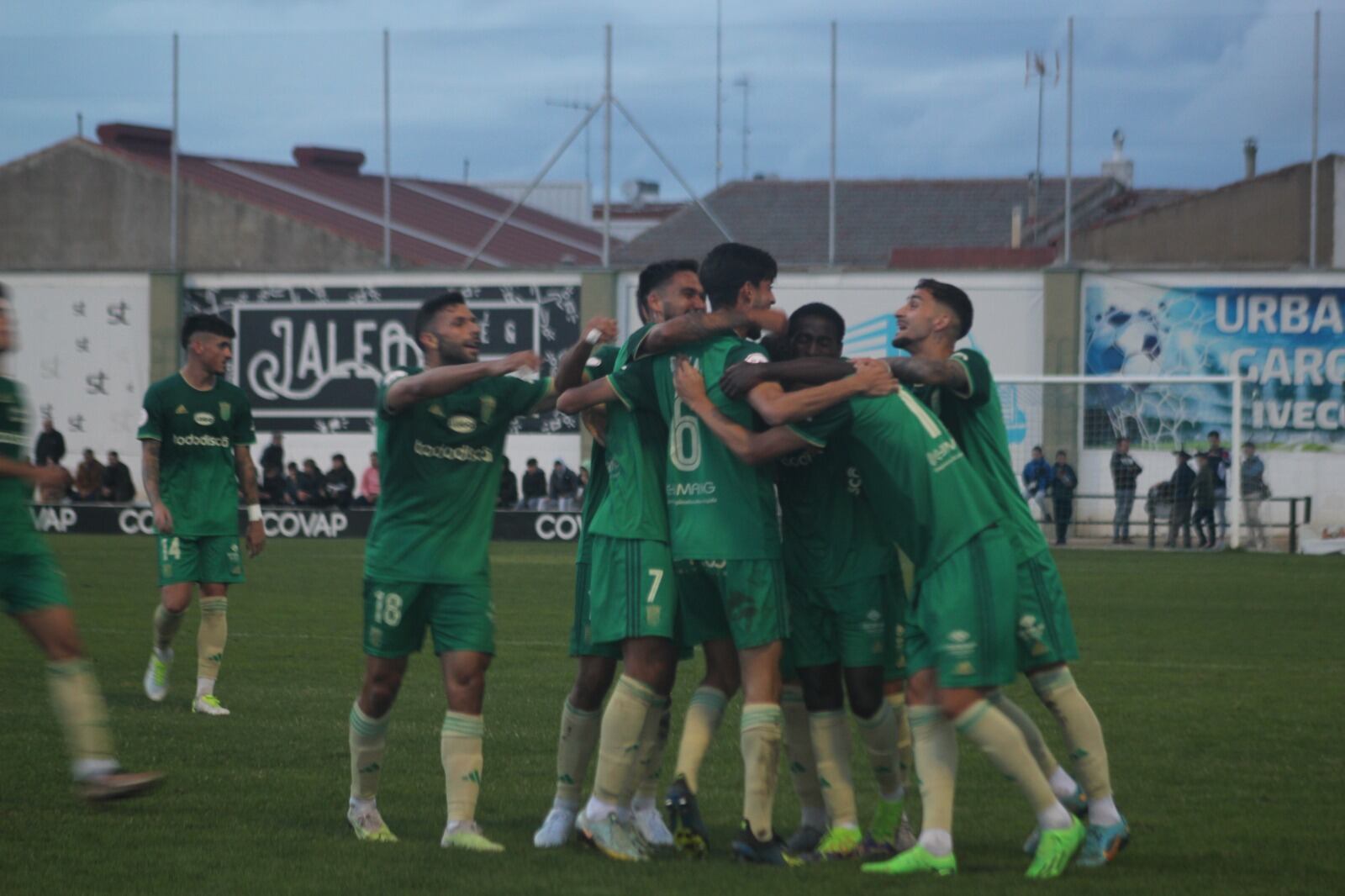 Jugadores del Xerez CD celebran uno de los goles en Pozoblanco