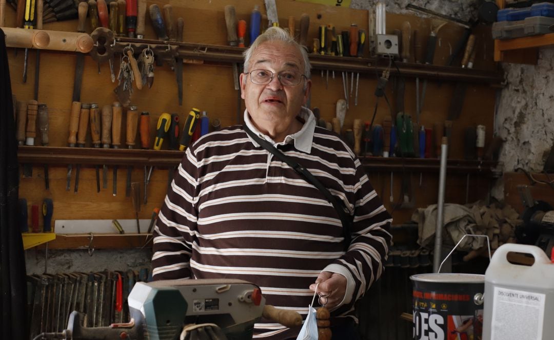 Paco Rubio en su taller de ebanistería de Caracenilla, en Huete (Cuenca).