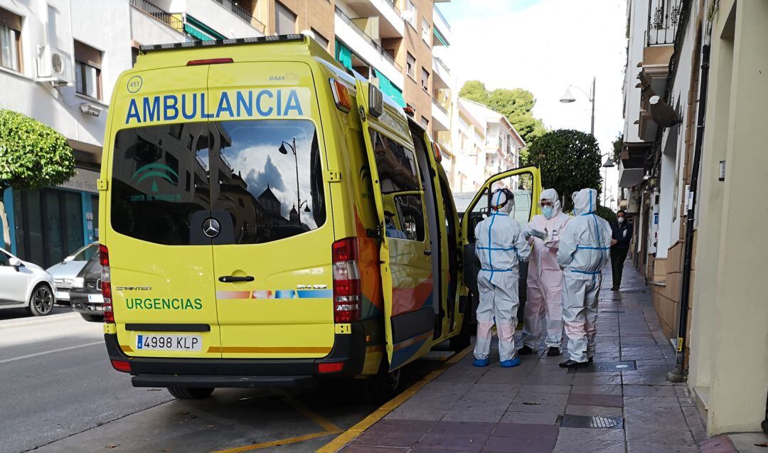 Varios profesionales sanitarios en plena calle antes de realizar una asistencia a domicilio